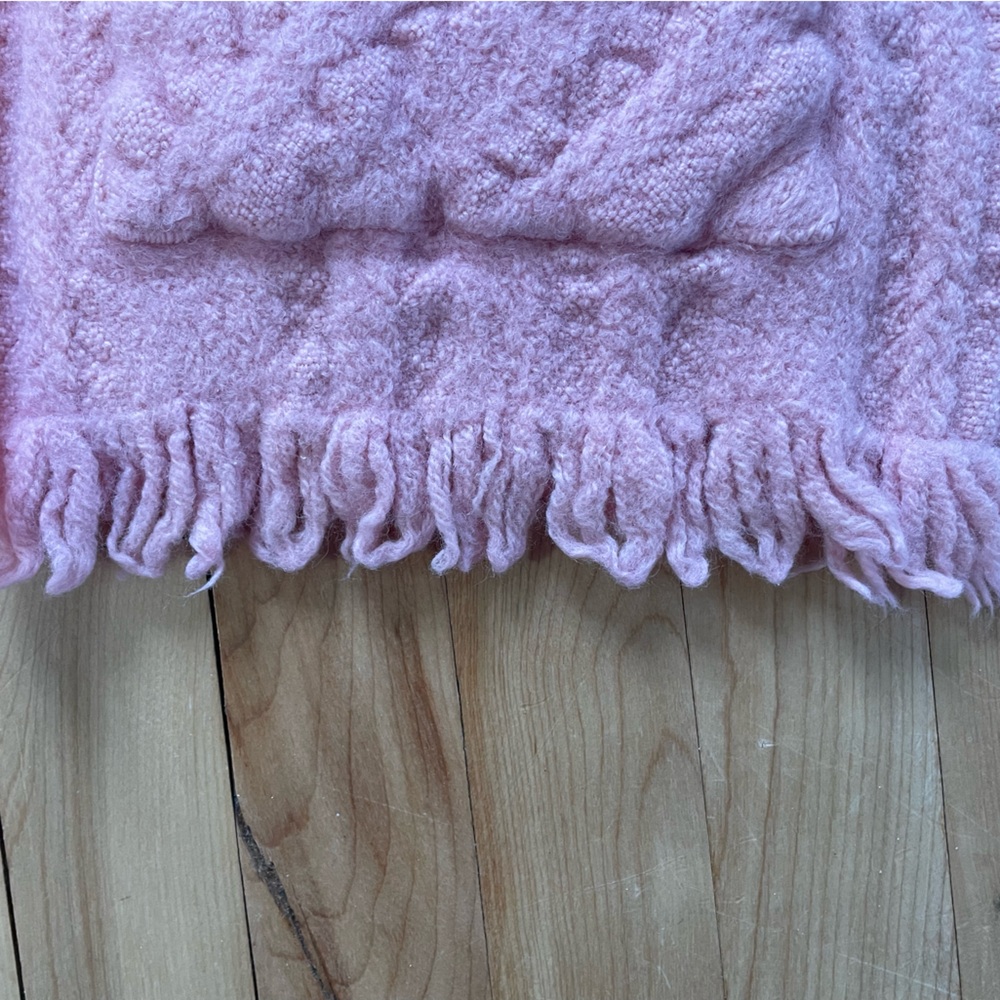 Pink Irish 🇨🇮 wool shawl with pockets - Picture 6 of 12